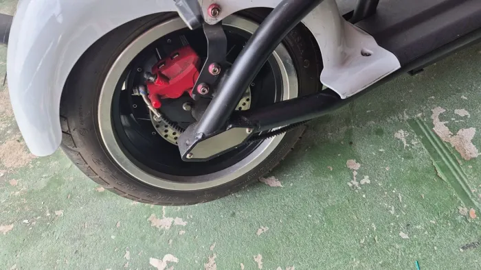 Moto elétrica tipo shoper. Bem novinha. Ótimo custo benefício..Só pegar e andar 