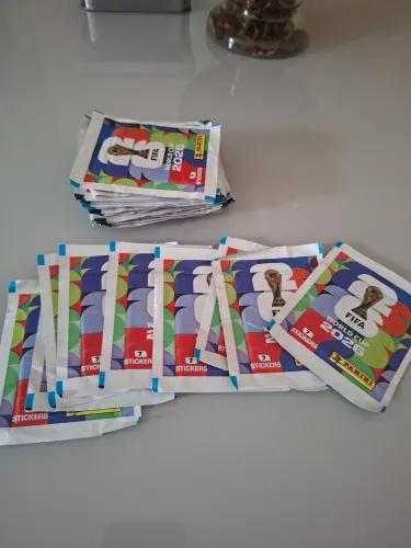 Vendo pacotes figurinhas copa.