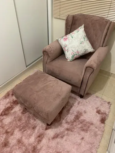 POLTRONA COM APOIO DE PE 