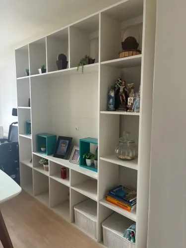 Estante grande branca com nichos - estilo moderno (Tok&Stok)