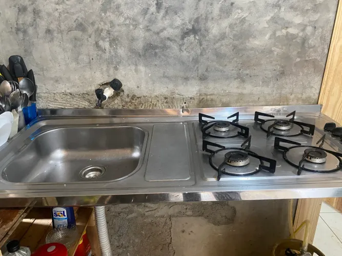 Pia com fogão acoplado de inox