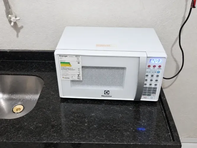 Microondas Electrolux completo ótimo funcionamento 26 litros