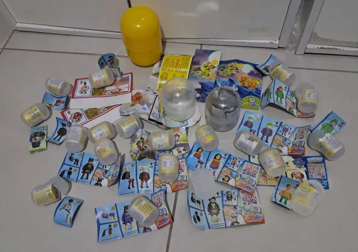 Lote cápsulas e papéis miniaturas Kinder ( Patrulha canina, smurfs , Playmobil, 1 da copa)