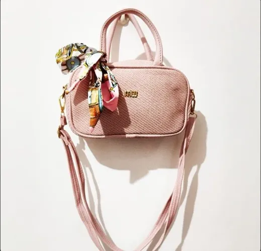 Bolsa rosa bebe média duas alças transversal detalhea de lenço média zíper dia a dia