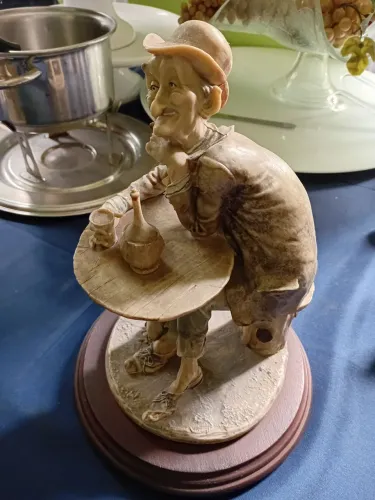 Estatueta em resina italiana velho bebendoo