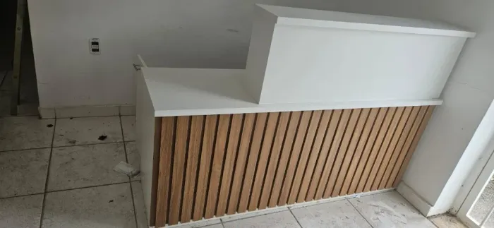 Balção/Bancada para recepção com armário e prateleira