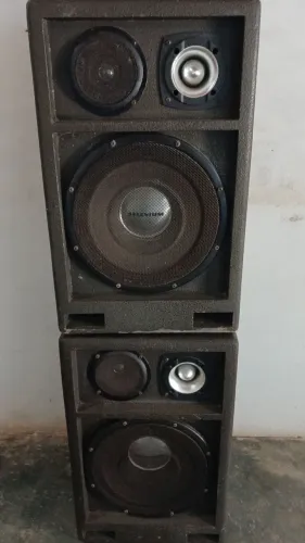 2 caixas de som com amplificador