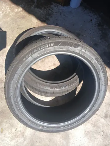 Vendo 2 pneus 235/45r19 valor cada pneu 480.00 reias