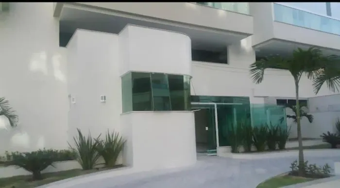 Alugo apartamento 3 quartos, meia quadra do mar.