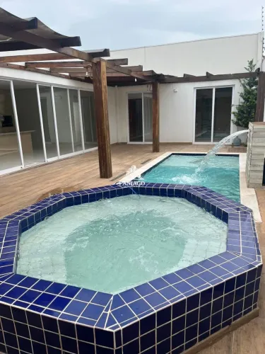 Casa com 3 Quartos, Piscina e Energia Solar à Venda no Jardim Comodoro