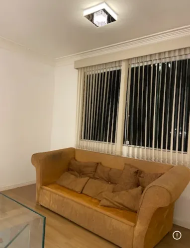 Lindo sofá de tecido 3 lugares 