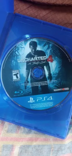 *2_ Jogos em mídia física de Playstation 4.