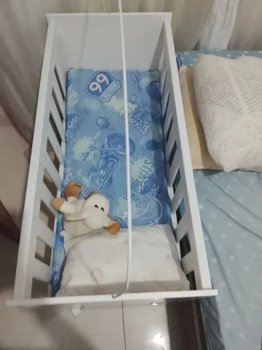 Berço branco com colchão e mosquiteiro 