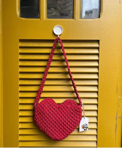Bolsa de coração em macramê