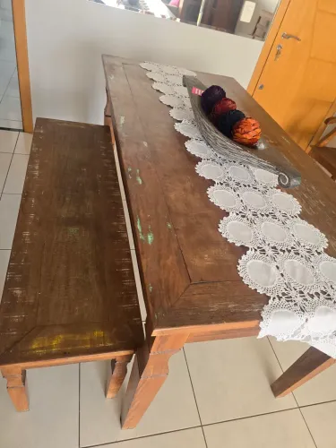 Mesa de jantar madeira peroba rosa com 2 bancos. Os pés todos trabalhados modelo cristal