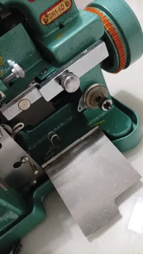 Vendo máquina chinesinha overlock usada.