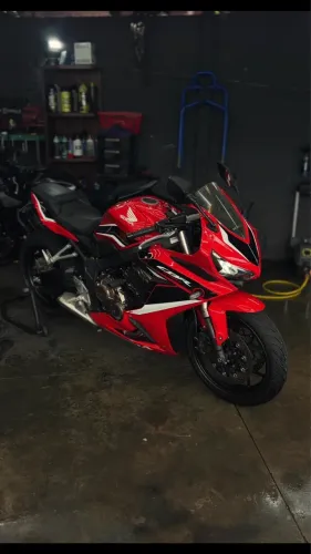 Honda CBR 650r vermelha ano 2022 