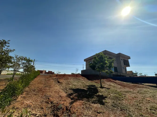 UM TERRENO DIFERENTE DENTRO DO VILLAGE MANACÁ