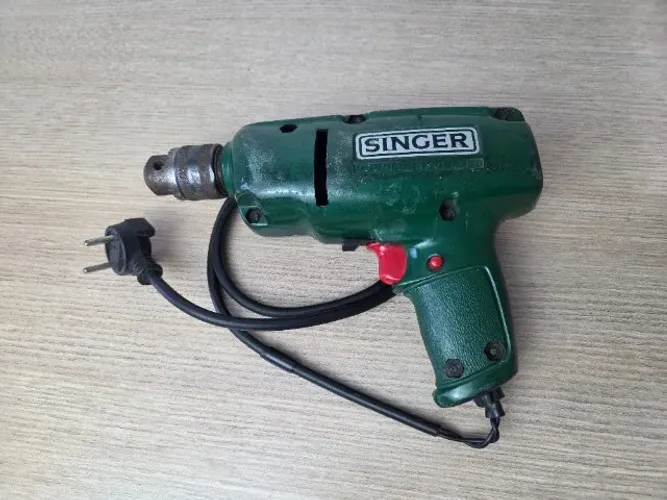 Antiga Furadeira Singer 220V em funcionamento
