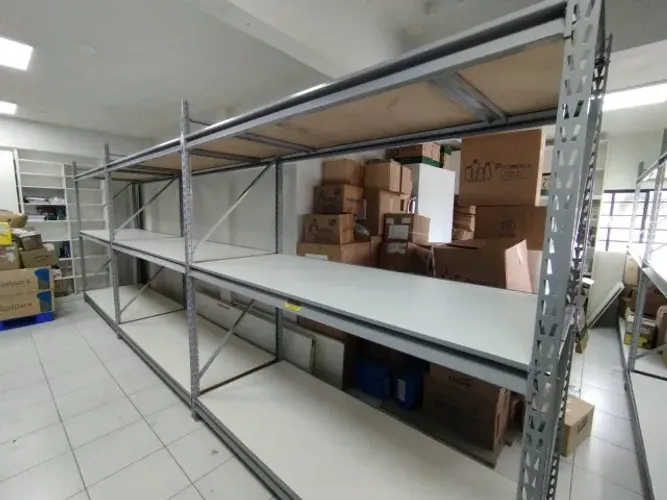 Prateleira para tintas