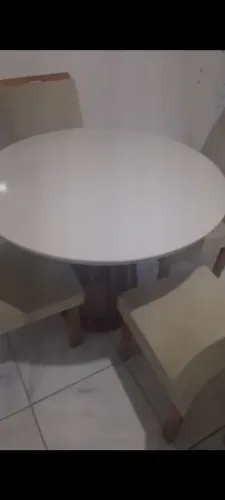 Mesa com quatro cadeiras
