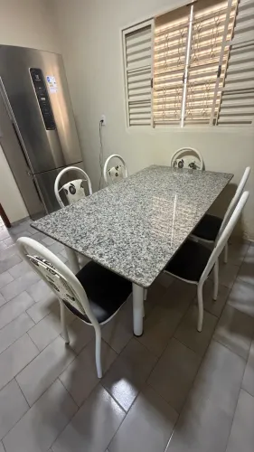 Mesa com 6 cadeiras de mármore