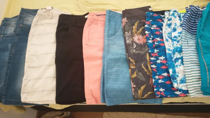 Bermudas e camisetas em bom estado 
