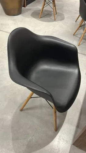 Cadeira Charles Eames Wood Dkr Eiffel com Braço - Design Preto Preta Vendido e en