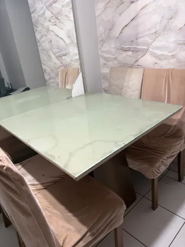 Mesa com 4 cadeira