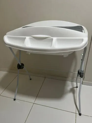 Banheira de Bebê Kiddo Cinza<br>Em perfeito estado <br>Com trocador, suporte e porta shampoo