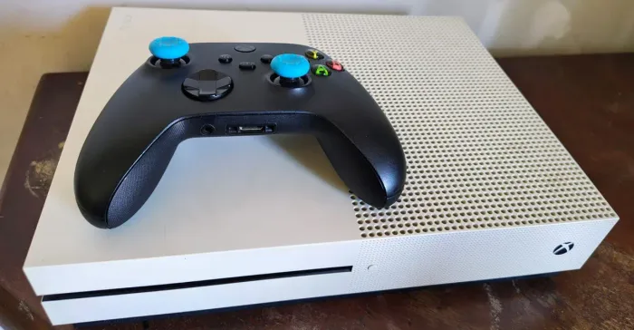 Xbox One S 500GB Branco + Controle Series X (Usado)