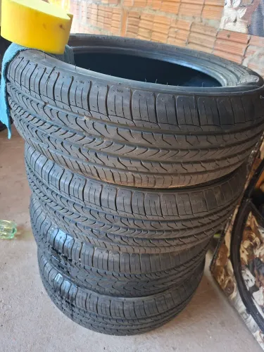 Vendo 4 pneus novos e 4 usados (2 anos de uso).
