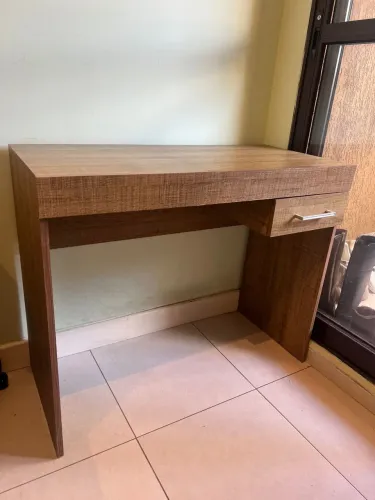 Mesa e cadeira de escritório 