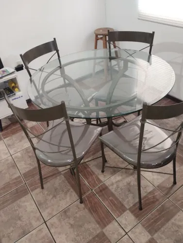 Mesa Redonda Ferro 4 cadeiras Vintage tampo de vidro