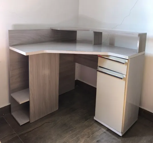 Mesa de computador de canto