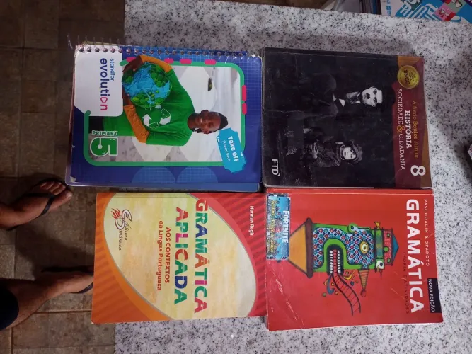 Livro do 4° 5°e 8°ano em perfeitas condições 
