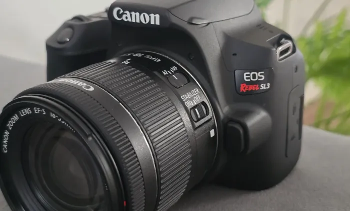 CANON SL3 + LENTE 18-55MM STM + CARTAO 64GB - APENAS 3.000 FOTOS TIRADA