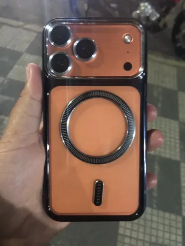 iPhone XR na carcaça do 17 pro