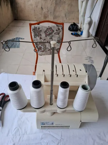 Máquina overlock em perfeito estado vt 220