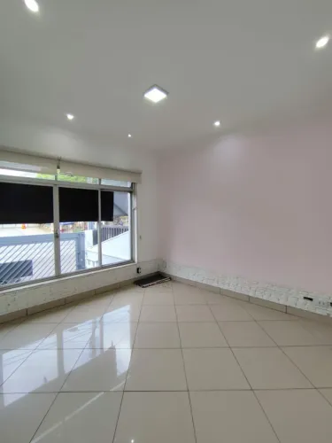 Casa assobradada com 220 metros 6 salas e 7 vagas de garagem.