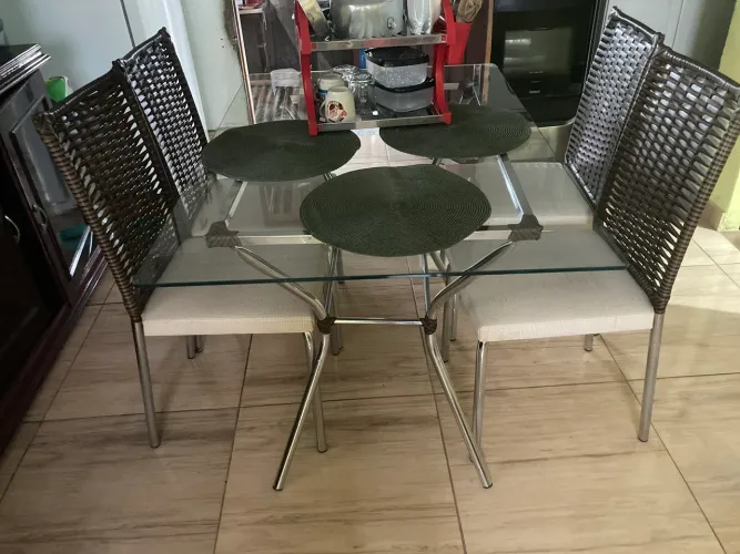 Mesa de vidro 4 cadeiras 
