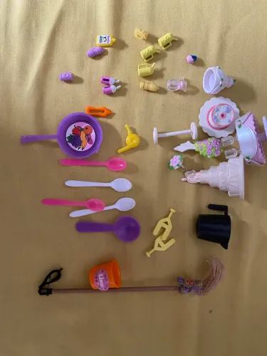 Lote Mini Acessórios Cenário, Itens Festa, Cozinha e Limpeza Bonecas Barbie e Kelly