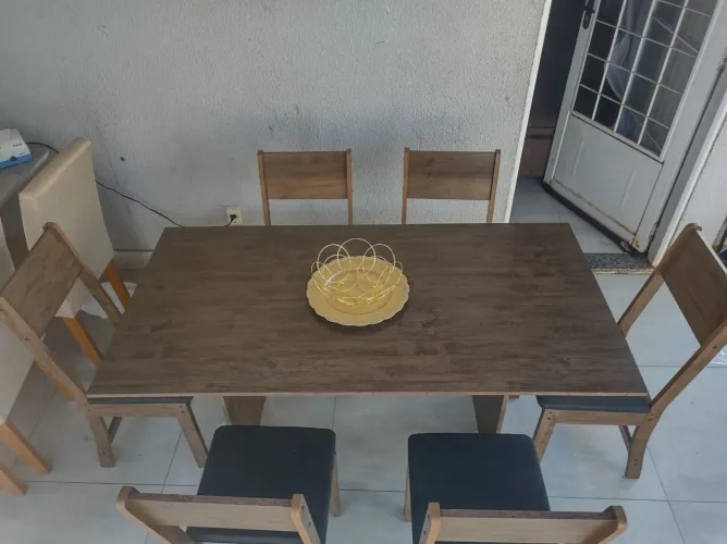 Mesa com 6 cadeiras 