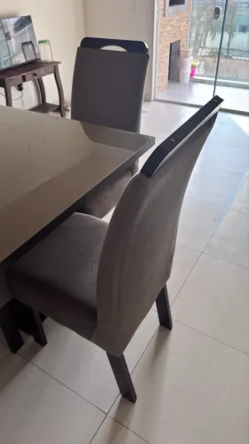 Mesa tampo de vidro cadeiras estofadas