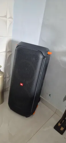 Caixa de som JBL grande 
