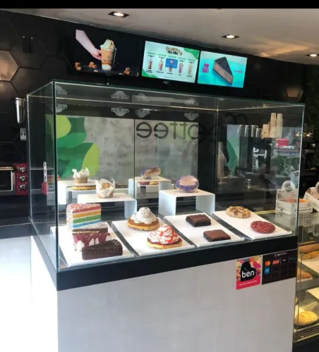 Vitrine neutra lanchonete cafeteira
