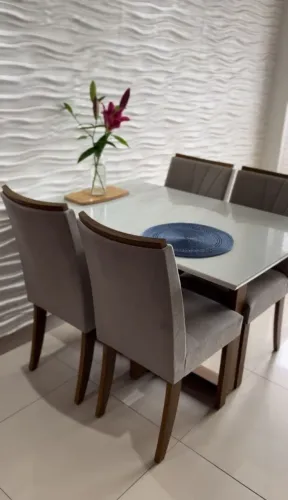 Mesa Natalí 1.20x0.80m com Vidro Nature Off White e 04 cadeiras estofadas.