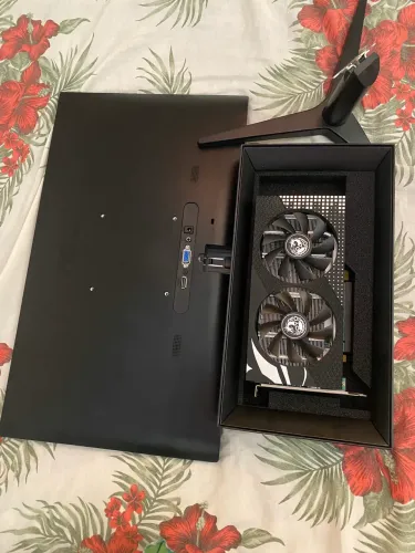 Monitor AOC 24 polegadas acompanhado de uma placa de vídeo Rx 580 8gb DDDR5