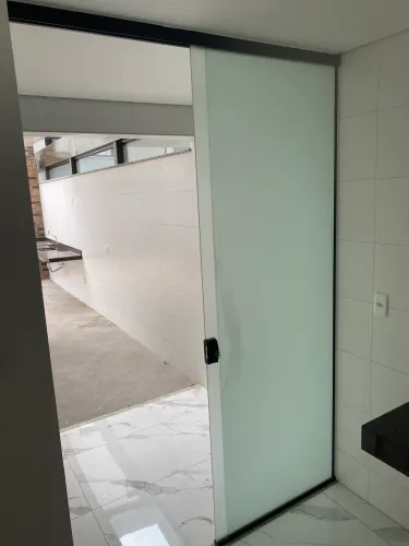 Vendo porta de vidro temperado 8mm 1,62 x 2,48 altura. 