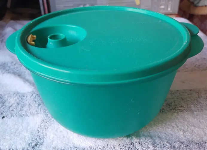 Vasilha Tupperware de plástico com tampa circular em boas condições 